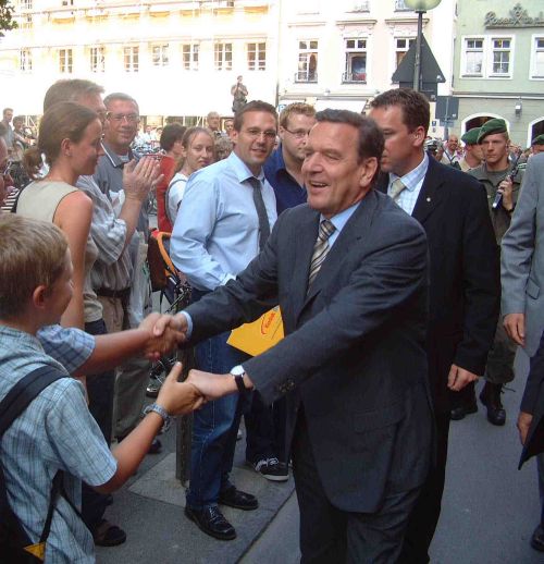 Schröder op campagne in München in 2002. Copyright: zie onderaan